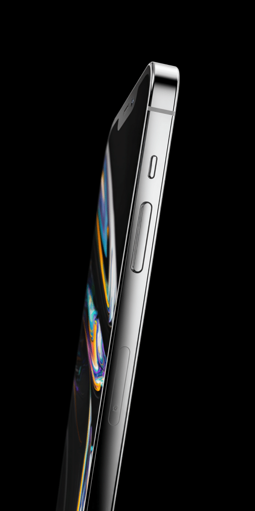 Hochwertige Detailaufnahme eines Smartphones mit glänzendem Metallrahmen und Bildschirm